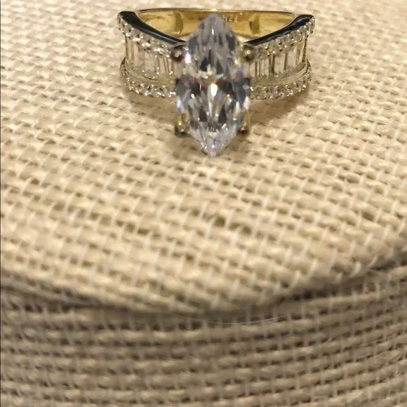 NIB Cubic Zirconia Marquise Engagement Ring Set - Picture 4 of 6